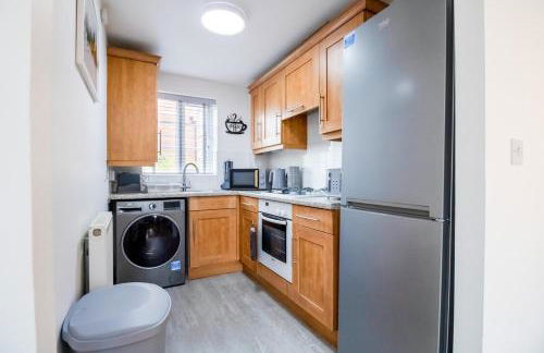 Clover Apartment - Sleeps 5 - Free Parking, Self-Check-In, Fast Wifi and Sky TV by Yoko Property - Photo 10