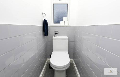 Modern 4-Bedroom 2-Bathroom with Off Road Parking in Great Sankey by Amazing Spaces Relocations Ltd - Foto 22