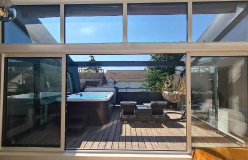 Superbe appartement avec jacuzzi, sauna et hammam, proche de Paris - Photo 2