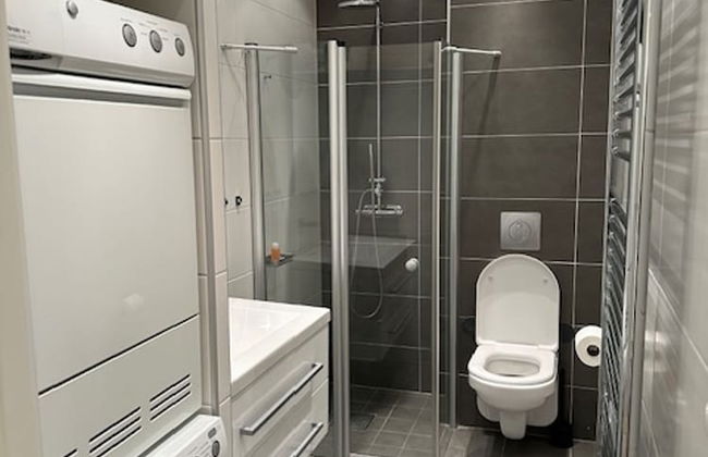 Luxury Apartment in City Hotspot - Photo 8