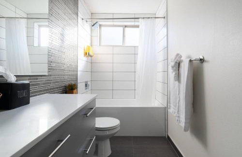 Walk to Restaurants from a Designer Cap Hill Home - Foto 22