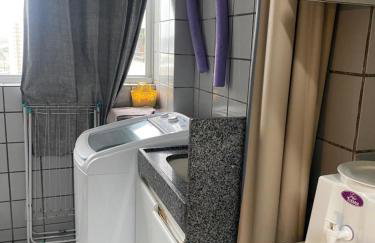 Apto com localização privilegiada e piscina - Charmoso e completo - Foto 9