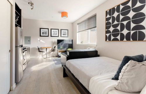 Stay Portland - Modern Portland Studio - Food Carts & Local Shops - Photo 5