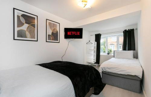 Large 4 Bed House - Long Stays Welcome - Smart TVs in Each Bedroom - Parking - Wifi - Foto 27