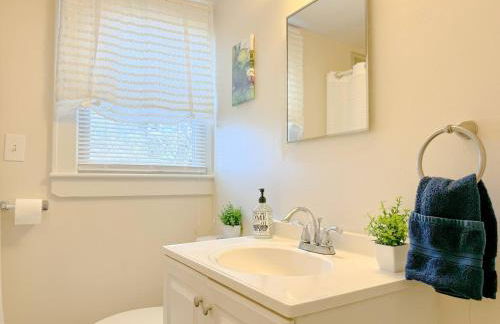 NEW - Mins to Concord/ Nashua - Fenced Backyard - - Foto 6