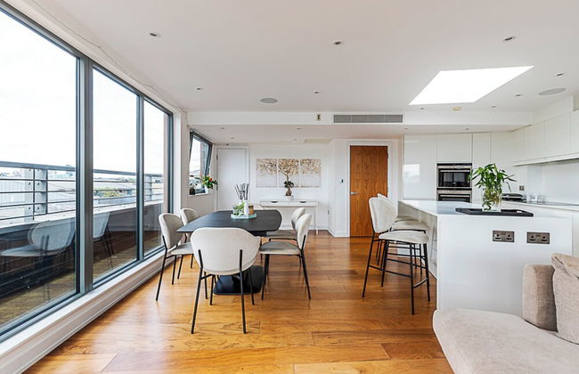 Modern Haven With Terrace View & Urban Charm - Foto 16