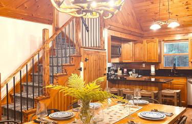 Stylish Forest Lodge with Large Hot Tub, Firepit and Fireplace minutes to Gore Mountain - Foto 14