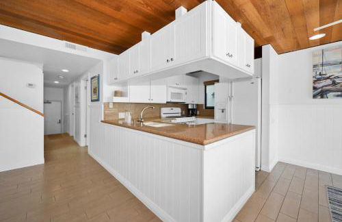 4 bedroom Home in Quiet Neighborhood near Beach - Photo 16