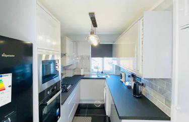 Bright, Spacious, modern Interior Decor 2 bedrooms Apartment with amazing views - Photo 31