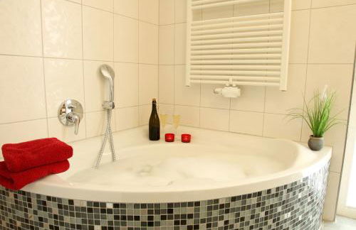 Design-FeWo Fleesensee, Wallbox, Sauna, Terrasse - Foto 25