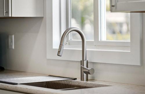 Lakefront - Spacious Family Getaway with Dock! - Foto 18