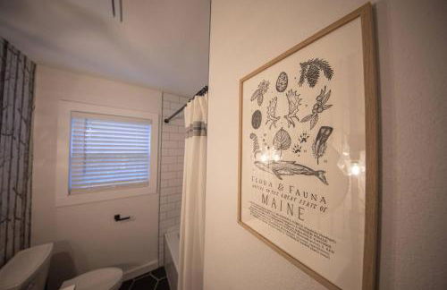 Centrally Located Cozy Modern Home in Bethel - Foto 18