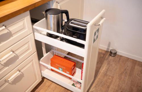 Platz für 8 Pers - C4S Come4Stay Monteure "InnArt" Boxspringbett Einzelbett Töging am Inn, Parkplatz, WLAN, Balkon, Smart TV, voll ausgestatteter Küche, Waschmaschine - Foto 9