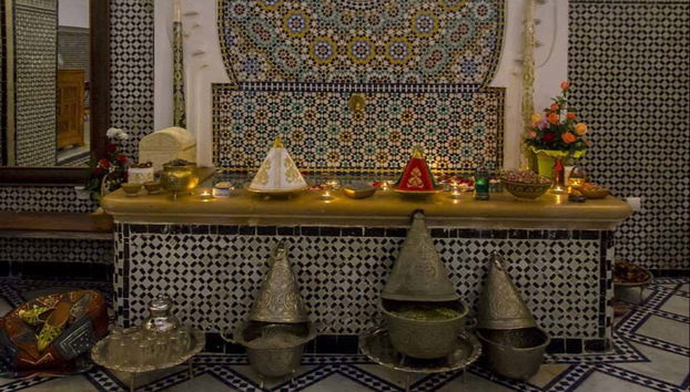 Le hammam est décoré de carreaux arabes