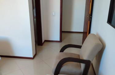 Terraço Familiar , 2 quartos com ar condicionado, 2 banheiros, churrasqueira a carvão , wi-fi, vaga para 2 carros suporta até 7 pessoas - Foto 9