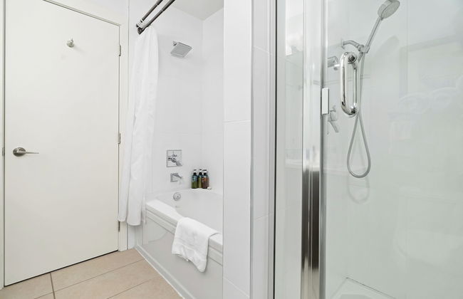 Elevated Escapes 2BR Suite Overlooking Lake - Foto 40