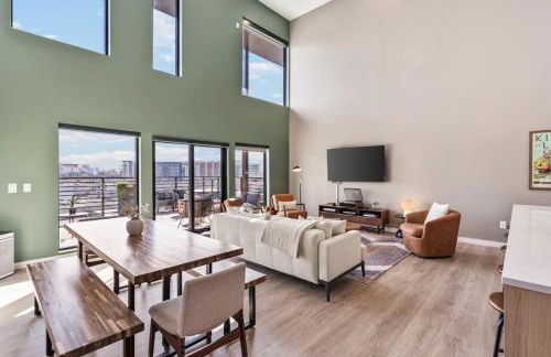 Penthouse Luxury with Pool Patio and City View plus Walk to Broadway - Foto 6