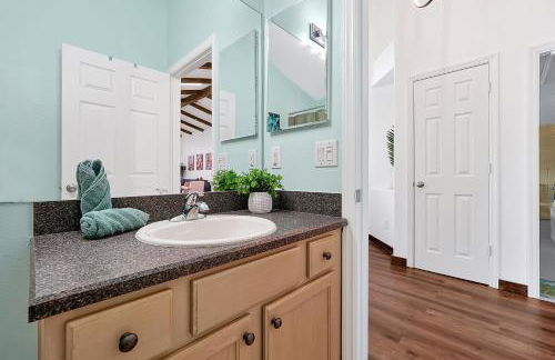 5BR Cottage w Pool & Hot Tub Near Disney - Foto 35