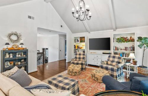 Updated and Spacious Home with Huge Yard Office and Decks - Foto 23