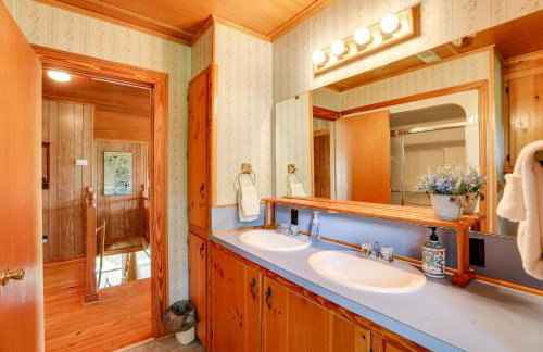 Spacious Riverfront Cottage with Dock in Green Pond! - Foto 17