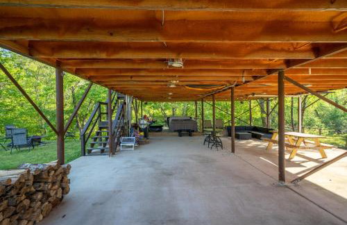 River Lodge Escape with Hot Tub - Foto 52