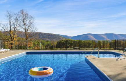 Scenic Catskills Retreat • Pool Hot Tub Game Room Lake Views Mountainview Estate by AvantStay - Foto 2