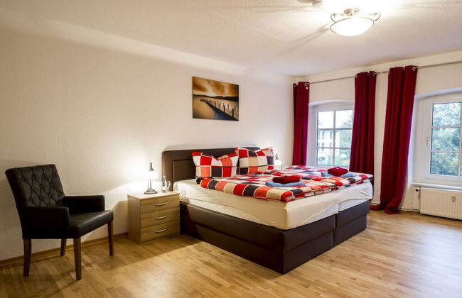 Courtyard View - Manor by the Lake - Photo 5