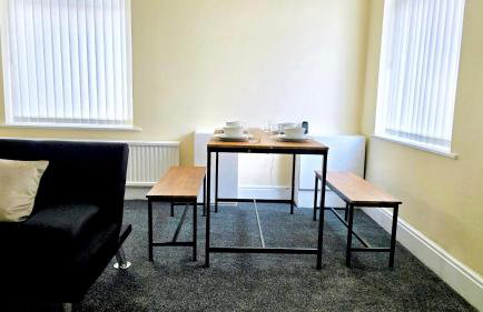 Comfy Entire Apartment with Free Parking in Bury Town - Photo 11
