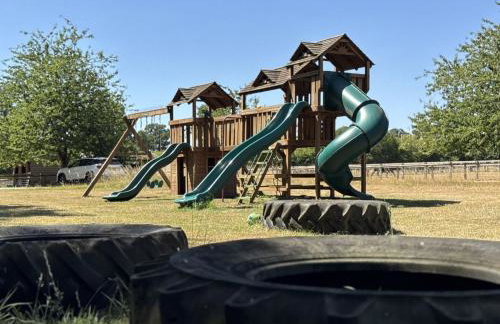 Charming Stone Cottage - Cotswolds Farm Stay - The Bullpen - Photo 79