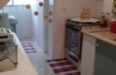 Encantador a 2 quadras da Enseada, com varanda e garagem - Foto 9