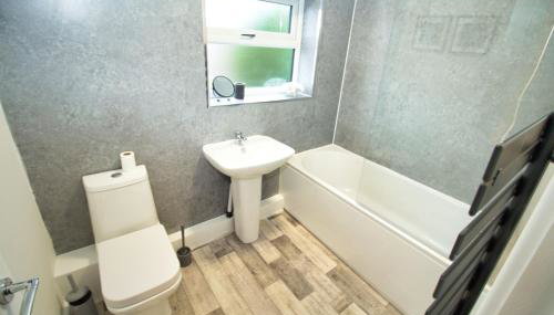 3 Bed Semi - Refurbished High Standard - Off Street Parking - Large Garden - Dog Friendly - Fast Wifi - Foto 4, Shower