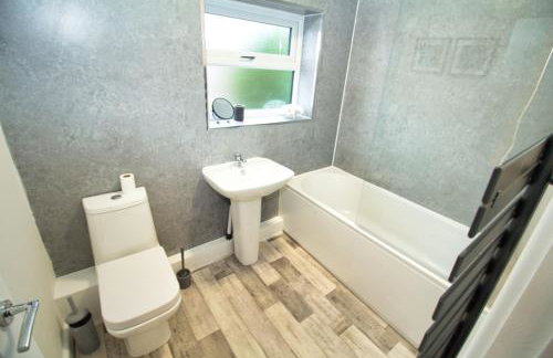 3 Bed Semi - Refurbished High Standard - Off Street Parking - Large Garden - Dog Friendly - Fast Wifi - Foto 4