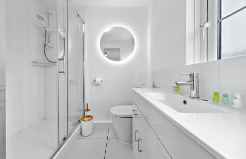 4 Bedroom House by Homestyles Hosts - Short Lets and Serviced Accommodation Islington - Private En-Suite - Foto 41