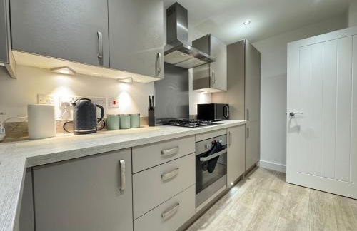 Stylish 2 Bedroom Home Near Lake with Free Parking & Garden - Photo 5