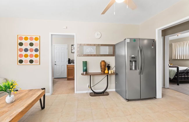 Cozy 2BR Home With Bright Interior Relaxing Patio - Foto 2