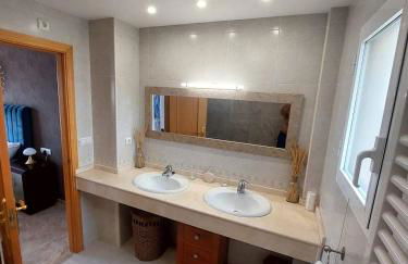 Luxury Villa with Pool & Garden - Foto 29