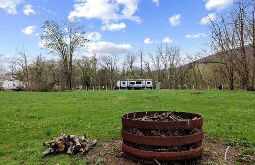 Serene Riverfront Cabin Haven near South Branch Potomac River in West Virginia - Foto 36
