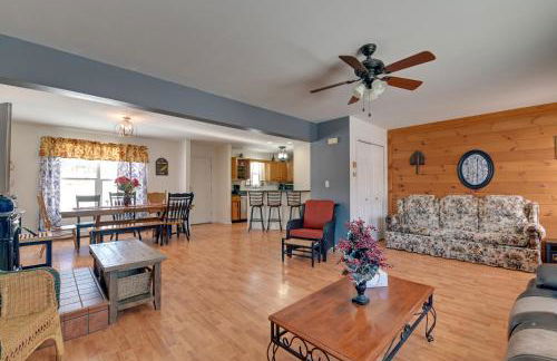 Waterfront Lake George Retreat with Shared Dock - Foto 4