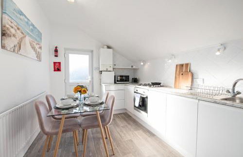 Sunny Seaside Paradise - Sleeps 5 - Photo 5