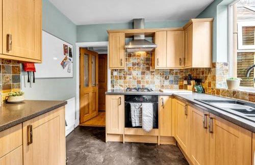 Spacious Stoke Townhouse 3BR Near Hospital & M6 with Parking - Foto 6