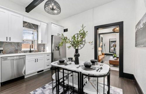 Old Town Retreat with Hot Tub - Steps from CSU! - Photo 16