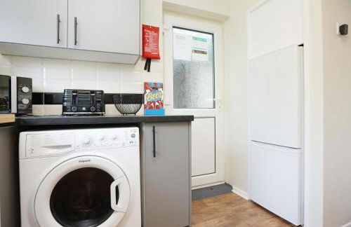 Homely ! Perfect for Contractors and Guests with Private off street parking - Foto 43