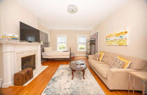 Spacious 2BR in Grand Old Home, Downtown Durham - Photo 9