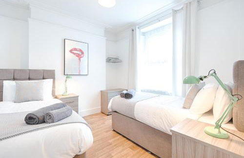 4-Bed Contractor Home - Garden - Near M4 & City - Foto 15