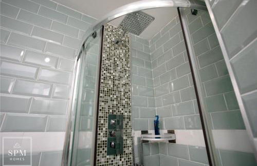 Large 4 Bed House - Long Stays Welcome - Smart TVs in Each Bedroom - Parking - Wifi - Foto 15