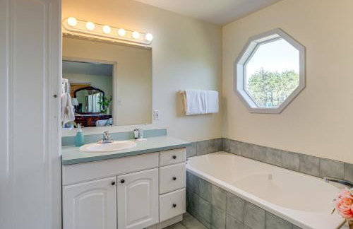 Walk to Shore Home with Deck in Rockaway Beach! - Foto 16