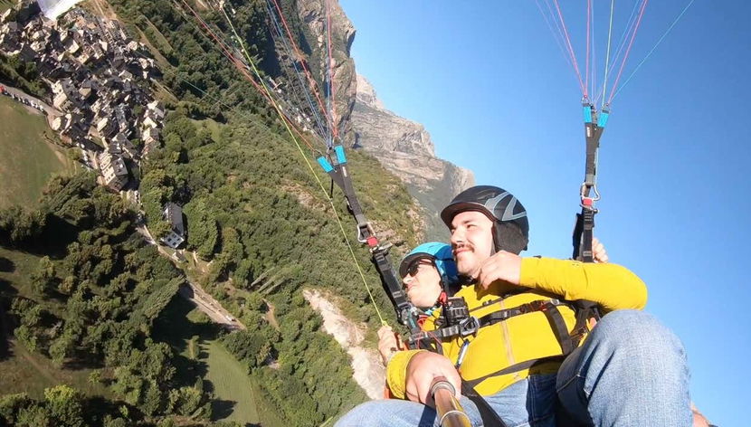 Disfrutando de la experiencia de parapente