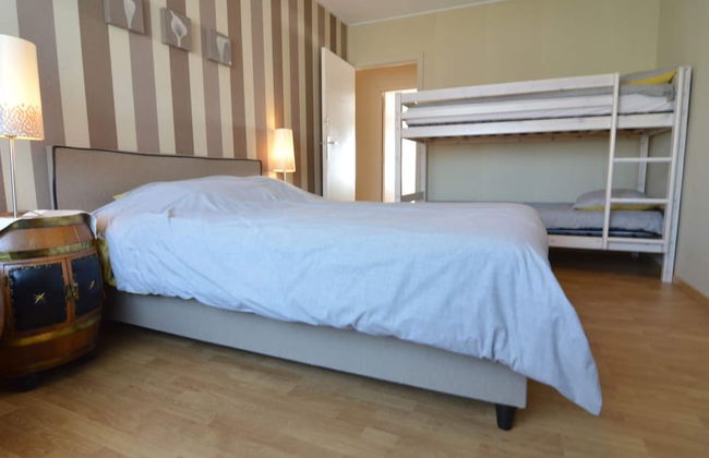 Family Home With Garden - Photo 2