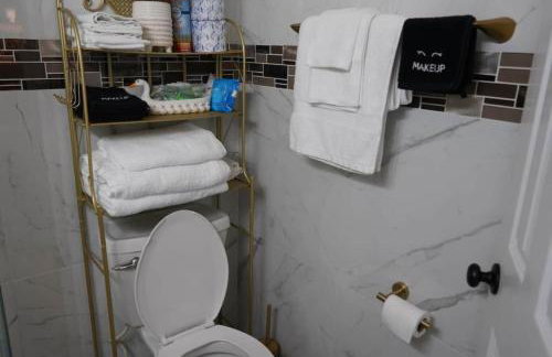 Massive lakefront home with HOT TUB - Foto 39