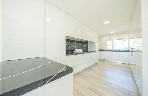 Black Pool House just 10 minutes away from the beach - Foto 22